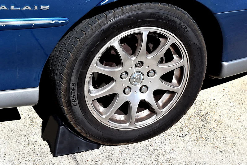 2 Pieces Wheel Chock Moulded Design, Strong & Lightweight - LoadMaster